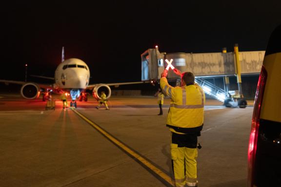 Flugzeug landet nachts