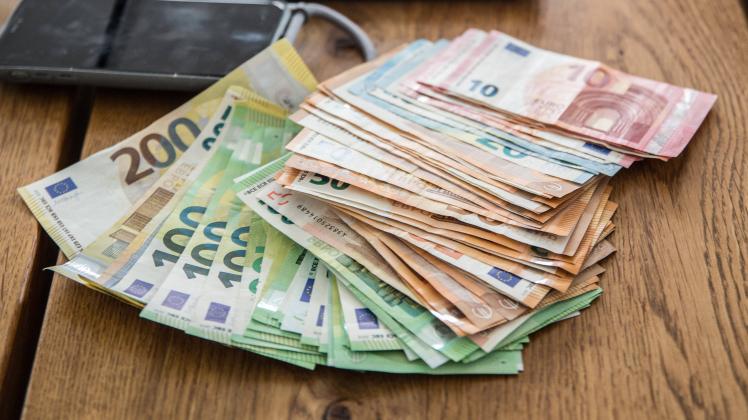 Bamberg, Deutschland 29. Mail 2022: Themenbilder - Symbolbilder - Geld - 2022 Auf einem Tisch liegt eine große Summe an