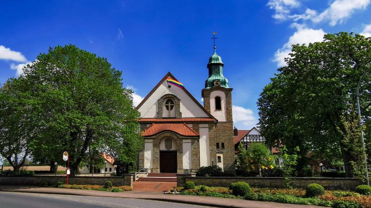Die katholische Kirche in Icker wird 100 Jahre alt. Zum Jubiläum am 19. März kommt Bischof Bode. Foto: Pfarrarchiv Icker