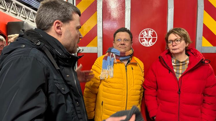 Norderneys Bürgermeister Frank Ulrichs (links) bei der örtlichen Feuerwehr im Gespräch mit Niedersachsens Gesundheitsminister Andreas Philippi und Landes-Innenministerin Daniela Behrens (alle SPD).