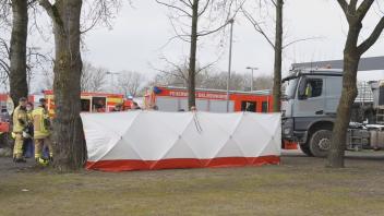 An der Annenheider Straße hat sich am Mittwochvormittag ein schwerer Unfall ereignet. Eine Radfahrerin kam dabei ums Leben.
