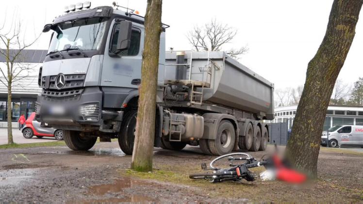 Radfahrerin wird bei Unfall in Delmenhorst von Lkw erfasst