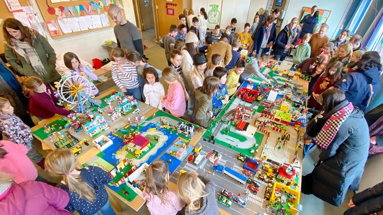 In drei Tagen bauten die Drittklässler der Grundschule Wissingen dort, wo zunächst nur plattes Land war, gemeinsam eine ganze Stadt mit vielen kreativen Ideen auf.