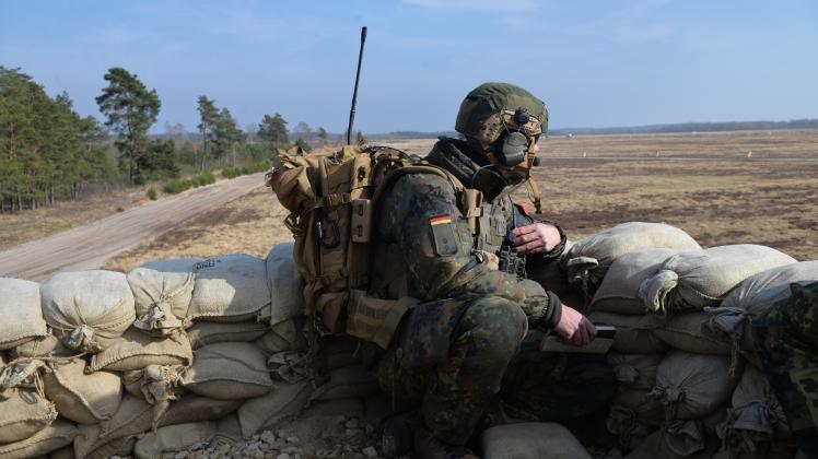 Ein Offizier der Bundeswehr bei der JTAC-Ausbildung auf Nordhorn-Range im März 2022