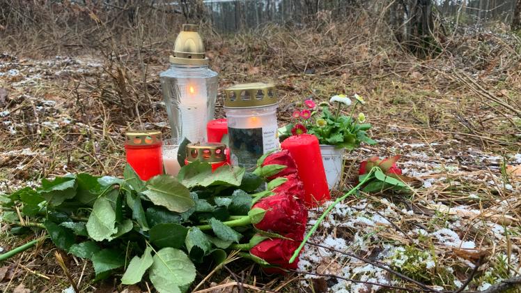 An der Schützenhalle und dem Sportplatz in Bramsche-Pente wurden inzwischen zum Gedenken an die getötete Frau Kerzen angezündet und Blumen niedergelegt.