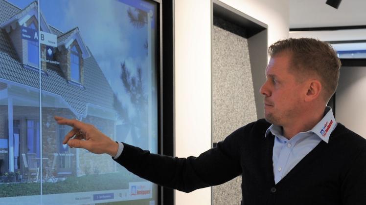 Geschäftsführer Bernd Knipper demonstriert, wie sich ein Kundenneubau visualisieren lässt.
