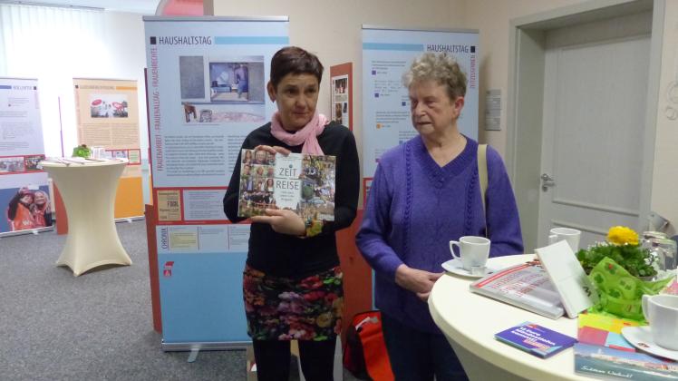 Die Gleichstellungsbeauftragte Christina Rätke und Zeitzeugin Heidi Zeidler bei der Ausstellungseröffnung in Perleberg.