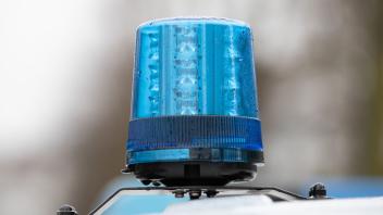 Das Blaulicht auf dem Dach eines Einsatzwagens der Polizei
