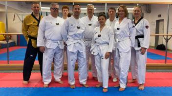 Taekwondo-Trainer Dr. Frank Steffen (links) und Monika Wagner (rechts) mit ihren Schützlingen.