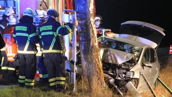 Verkehrsunfall im Landkreis Wolfenbüttel: VW Polo prallt frontal gegen Baum! Auf der K82 kurz hinter Groß Flöhte kam es