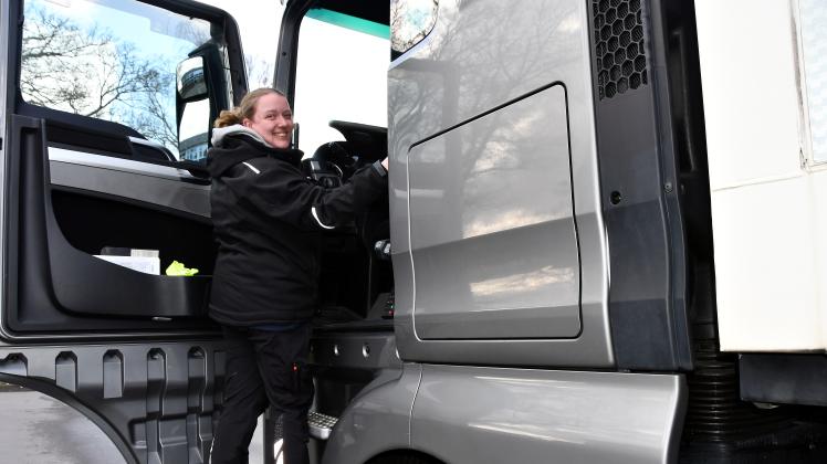 Einstieg in eine Männerdomäne: Frauke Clausen lernt in Rendsburg LKW-Fahren.