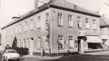 Es wurde 1978 nach rund 100 Jahren abgerissen: Das Eckgebäude Lange Straße/Mühlenstraße beherbergte 1966 das Hotel Oldenburger Hof.
