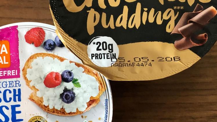 Pudding und Milchreis auf einem Tisch