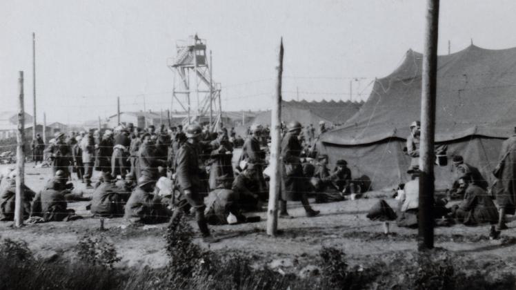 Hermann Kronemeyer wuchs nur wenige Meter entfernt vom Emslandlager XIV Bathorn bei Hoogstede auf. Dort wurden Kriegsgefangene aus Polen, den Niederlanden, Frankreich und Belgien, aber auch Senegalesen, Algerier oder Marokkaner zur Arbeit gezwungen, wie der Zeitzeuge berichtet. Das Foto entstand im Jahr 1940. 