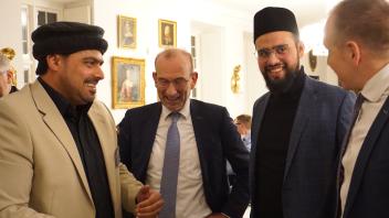 Der Husumer Lokalpräsident Muhammad Zia Nasir (links) mit Imam Hasib Ahmad Ghaman (2. von rechts) von der Ahmadiyya-Gemeinde sowie Bürgermeister Uwe Schmitz (M.). 
