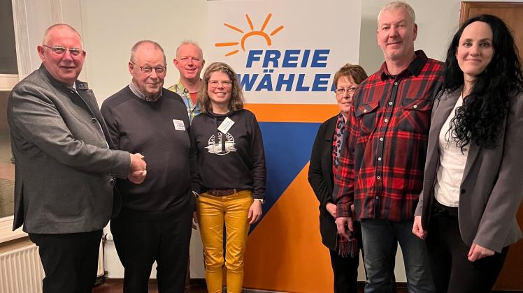 Ortsvorstand FREIE WÄHLER Hatten, v.l. Landesvorsitzender Arnold Hansen, Bernhard Collin,Horst Hagen, Corinna Hagen, Ingrid Hellbusch, Sascha Angele und Nicole Angele