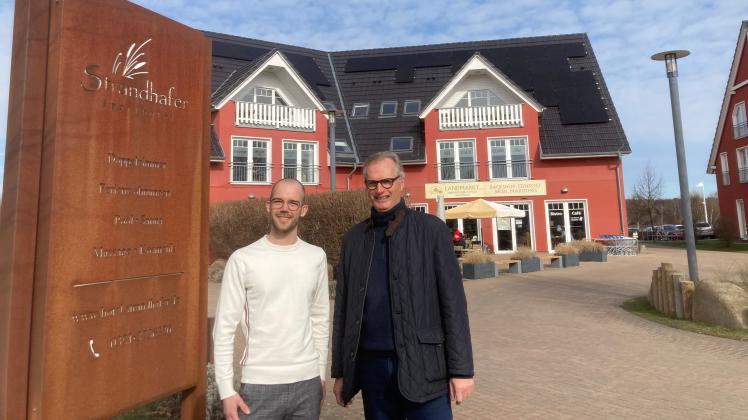 Inhaber Christian Scheil (r.) mit Hotelchef Martin Rosenkranz vor dem Strandhafer in Diedrichshagen. Dort sind 100.000 Euro in Solarfelder auf den Dächern investiert worden.