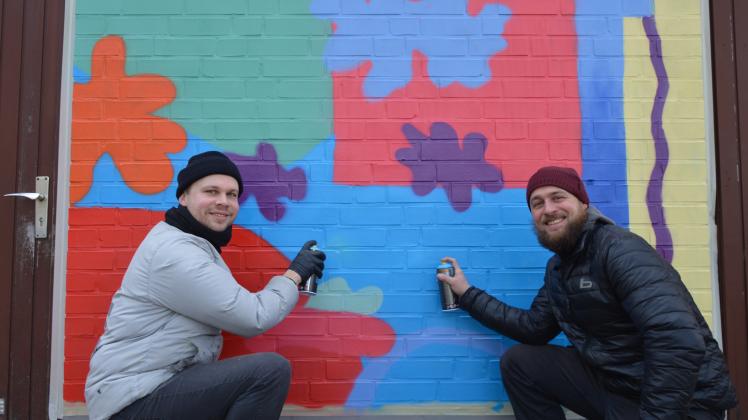 Lukas Krämer und Milan Schulz leiten am Wolfgang-Borchert-Gymnasium einen Graffiti-Workshop