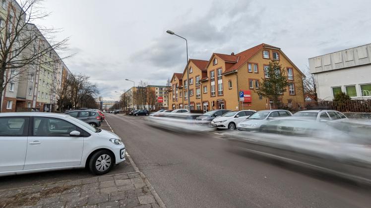 Auf Höhe des Penny-Marktes in der Bützower Straße in Rostock-Lichtenhagen will die RSAG schon bald eine neue Bushaltestelle errichten.