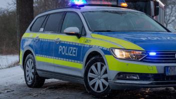 Melle, Deutschland 01. April 2022: Ein Einsatzfahrzeug, Streifenwagen, der Polizei steht mit Blaulicht und dem Schriftz