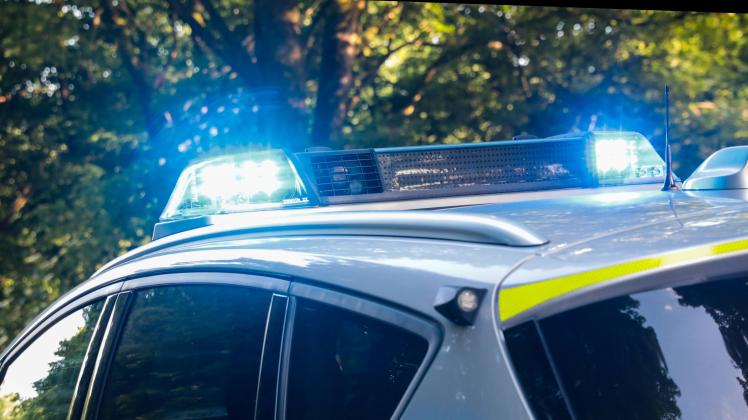 Themenbild Polizei Ein Streifenwagen der Polizei auf einer Landstraße. Auf dem Dach leuchtet das Blaulicht. Remscheid, R