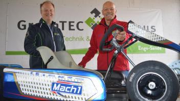 Karts in Nordfriesland fahren schon elektrisch: Arne Prieß (l.) und Carsten Carstensen vom ADAC weisen auf den Prototypen.
