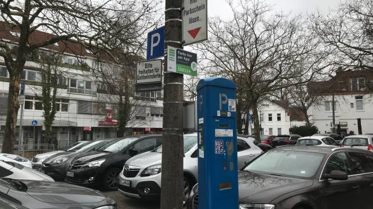 City-Anwohner in Delmenhorst können zu einem günstigen Jahrestarif öffentliche Parkplätze nutzen, wenn sie mehr als 400 Meter vom Parkhaus entfernt wohnen (hier Parkplatz Am Knick).