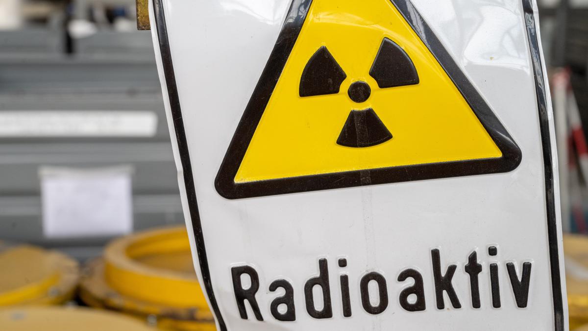 Aktivisten protestieren in Rostock für sofortigen Atomausstieg | NNN