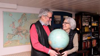 Auch nach 65 Ehejahren mit Höhen und Tiefen und vielen Reisen um den Globus  sind Ingeborg und Eckhard Witkugel am liebsten fröhlich und zuversichtlich. Dass sie bereits Eiserne Hochzeit feiern, ist dem jung gebliebenen Paar nicht anzumerken.