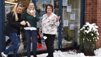 Trotz des Wintereinbruchs lassen sich die Reiseberaterinnen (v. l.) Christina Buck, Janina Henke und Angelika Römer die gute Laune und die Lust auf das Buchen von sommerlichen Reisen nicht nehmen. 