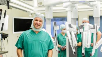 Dr. David Marghawal möchte seinen Patienten die Angst vor der Operation mit Robotern nehmen.