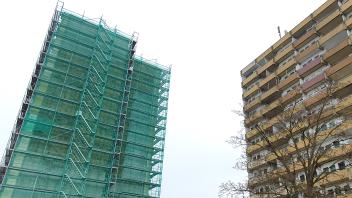 Fassadenarbeiten: Die Hochhäuser am Hölk und Poggenbreeden in Bad Oldesloe werden derzeit saniert.