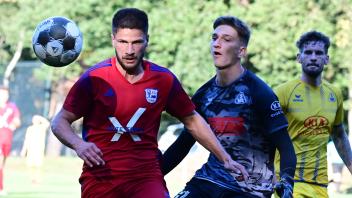 Foto Rolf Tobis11.09.2022Fußball-Bezirksliga 2022/23: VfL Stenum - SV Atlas Delmenhorst IIvlSimon Josef MattaJoel Kletta
