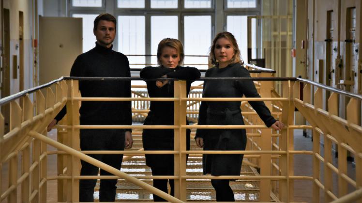 Tobias Zepernick (v.l.), Julia Ebert und Lena Langenbacher vom Rostocker Volkstheater gaben am 10. März bereits einen musikalischen Vorgeschmack auf die Premiere der ersten theatralen Aufführung in der ehemaligen Stasi-Untersuchungshaft.