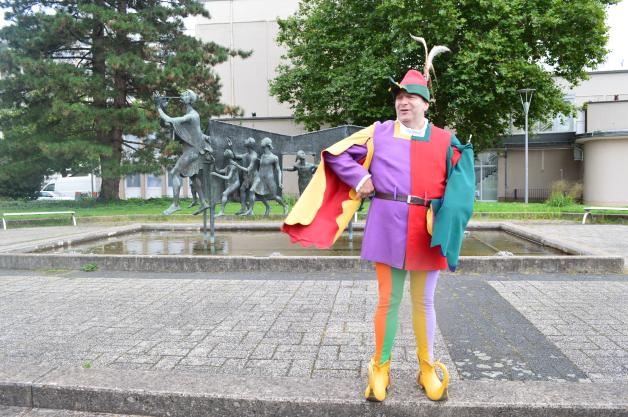 Der Rattenfänger vor seinem eigenen Denkmal. Der Rattenfänger vor seinem eigenen Denkmal.