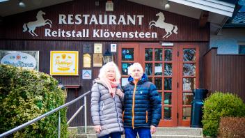 Dörte und Heinz Peter Gnewuch nehmen Abschied von ihrem Restaurant. Im April öffnet der Reitstall Klövensteen wieder seine Türen. Dann mit neuen Pächtern. 