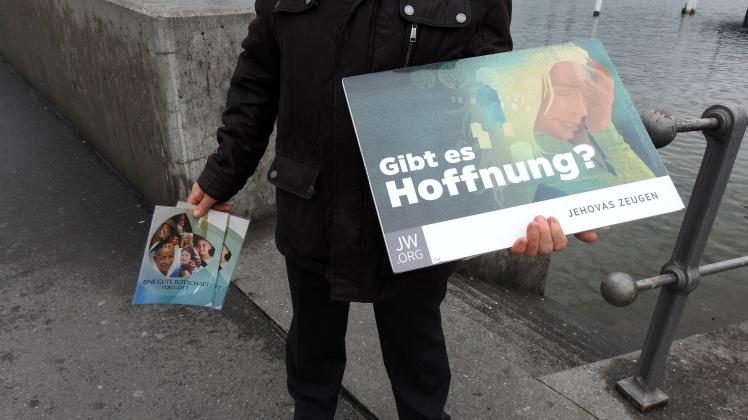 11.02.2020 Luzern,Schweiz. Im Bild : Detailaufnahme Mann macht Werbung fuer die Jehovas Zeugen. Corona Coronavirus Relig