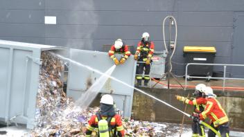 Die Feuerwehr musste Schicht für Schicht des zusammengepressten Papiers aus dem Container holen und immer wieder ablöschen.