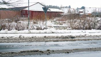 Der Schnee geht, eine Ausfahrt kommt: Nach der geplanten Erweiterung von Edeka in Schierbrok wird zur Bahnhofstraße hin eine zweite Ausfahrt eingerichtet.