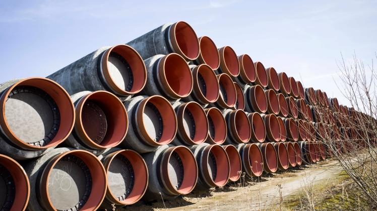 Pipeline-Röhren für den Transport von Erdgas lagern im Seehafen Sassnitz-Mukran. Sowohl Rohre für den Bau der polnische