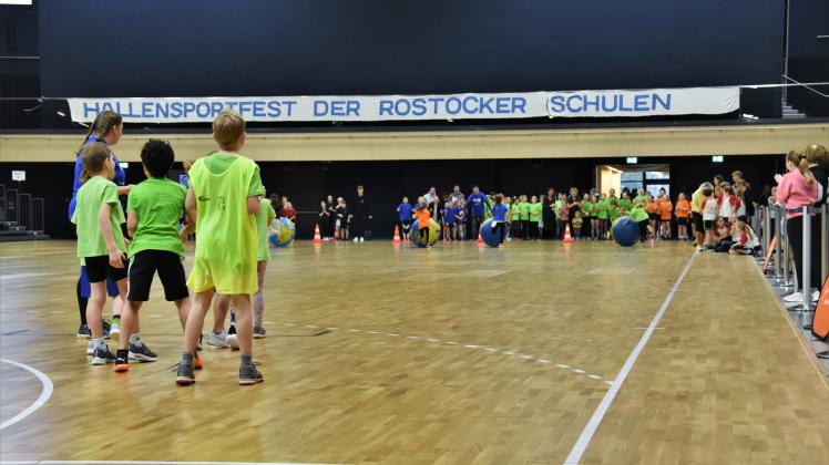 Beim ersten Wettkampf des 37. Hallensportfestes in der Stadthalle traten Rostocker Erst- und Zweitklässler in der Umkehrstaffel gegeneinander an.