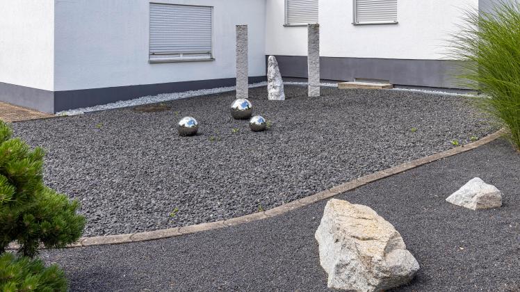 Schottergarten vor einem Einfamilienhaus. Schottergärten sind in Baden-Württemberg eigentlich bereits verboten jetzt sol