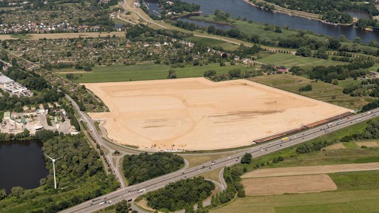 Die mit Sand aufgeschüttete Fläche in Hamburg-Neuland, direkt an der A1 -Anschlussstelle Harburg. 