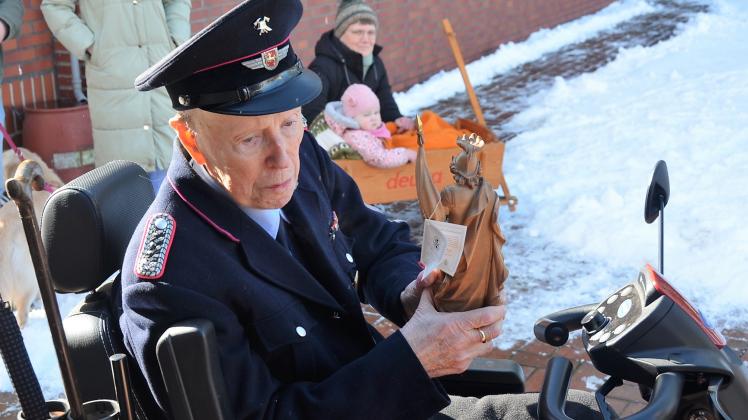 Für seine 80-jährige Mitgliedschaft bei der Feuerwehr Engter wurde Hermann Schomborg von seinen Kameraden geehrt.