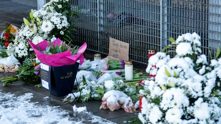 Nach Amoklauf in Hamburg - Blumen am Tatort
