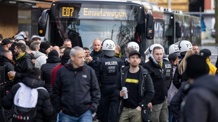 BVB-Fans am Gelsenkirchener Hauptbahnhof