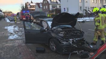 Am Samstagabend haben drei Autos an der Mühlenstraße in Delmenhorst Totalschäden erlitten. 