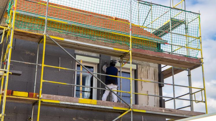 Bauarbeiter isolieren eine Hausfassade *** Construction workers insulate a house facade Copyright: xx