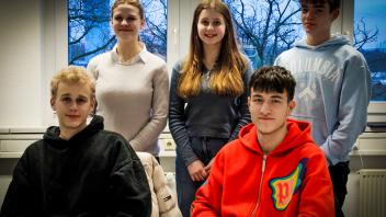 Der Kinder- und Jugendbeirat Schenefeld in seiner aktuellen Besetzung (von oben links): Maja Tonia (16), Lena Rehder (15), Vincent Rüpcken (15), Thore Hochbrügge (17) und Malte Faesing (17).