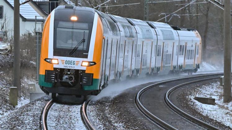 ARCHIV - 12.12.2022, Brandenburg, Jacobsdorf: Der Regionalexpress RE1 der Ostdeutschen Eisenbahngesellschaft (Odeg) ist in Richtung Frankfurt (Oder) unterwegs. Die Verkehrsprobleme im Regionalverkehr zwischen Berlin und Brandenburg dürften aus Sicht der Os